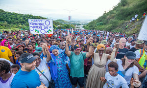 نائبة الأمين العام للأمم المتحدة، أمينة تنضم إلى مسيرة نسوية خلال الاحتفال باليوم العالمي للنساء في بورت موريسبي، بابوا غينيا الجديدة. 
