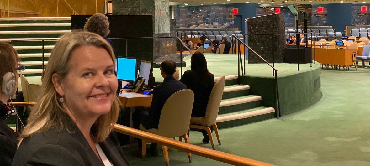 L'Ambassadrice Mari Skåre, Cheffe de cabinet du Président de l'Assemblée générale des Nations Unies, dans la salle de l'Assemblée générale.