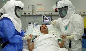 चीन के नैन्जिंग चिकित्सा विश्वविद्यालय में स्वास्थ्यकर्मी, एक ऑपरेशन के दौरान, एक मरीज़ के साथ.