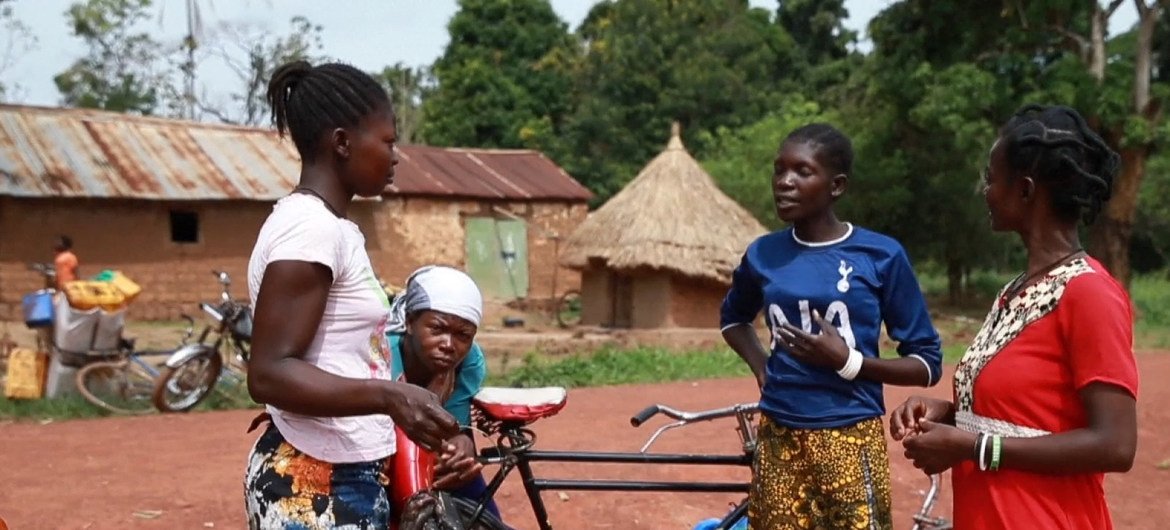 بعض السيدات في السوق الحدودي بين جنوب السودان وجمهورية الكونغو الديمقراطية