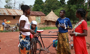بعض السيدات في السوق الحدودي بين جنوب السودان وجمهورية الكونغو الديمقراطية