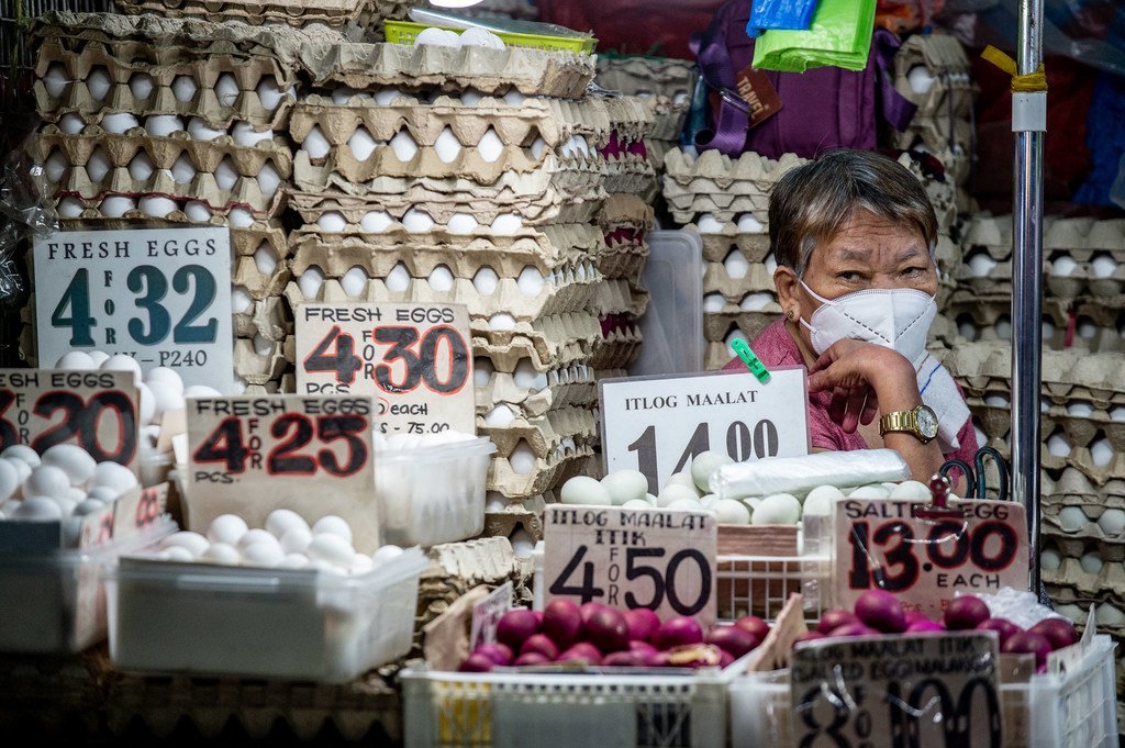 在菲律宾基亚波，一名卖鸡蛋妇女坐在摊位里。