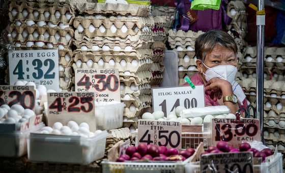 在菲律宾基亚波，一名卖鸡蛋妇女坐在摊位里。