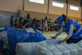 Famílias estão abrigadas em um centro esportivo em Pemba, Moçambique, após fugirem do conflito