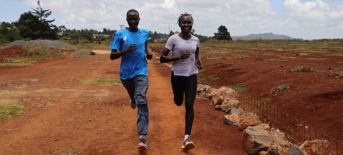 Rose Nathike Lokonyen (à droite), une réfugiée sud-soudanaise, court avec sa coéquipière dans un camp d'entraînement en haute altitude à Iten, au Kenya.