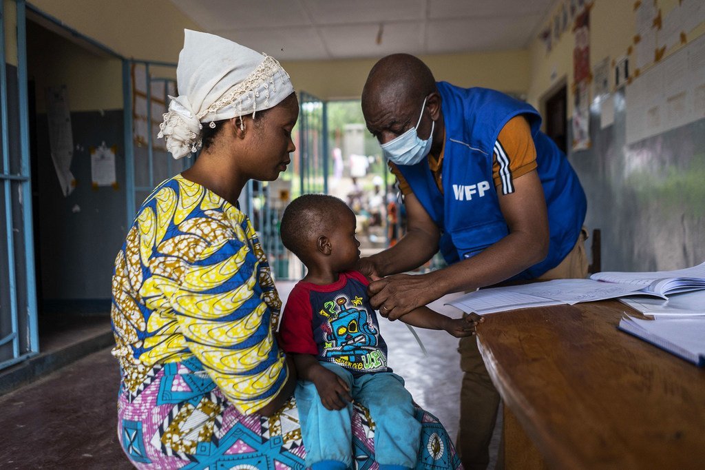 Un enfant souffrant de malnutrition passe un examen médical de routine à Kalemie, en République démocratique du Congo.