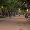 شارع مزدحم في وسط مدينة موبتي ، مالي.