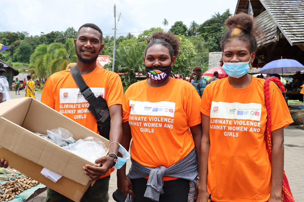 Grupos de educadores reparten preservativos e información sobre salud sexual y reproductiva en los mercados de Kokopo, en Papúa Nueva Guinea.