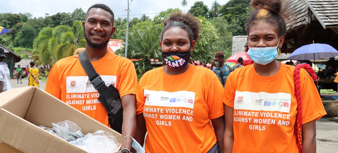 Educadores de pares distribuyen condones e información sobre SSR en los mercados de Kokopo, Papúa Nueva Guinea.