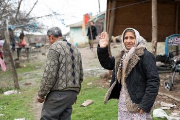 Una mujer roma saludando en Chirnogi, en Rumanía.