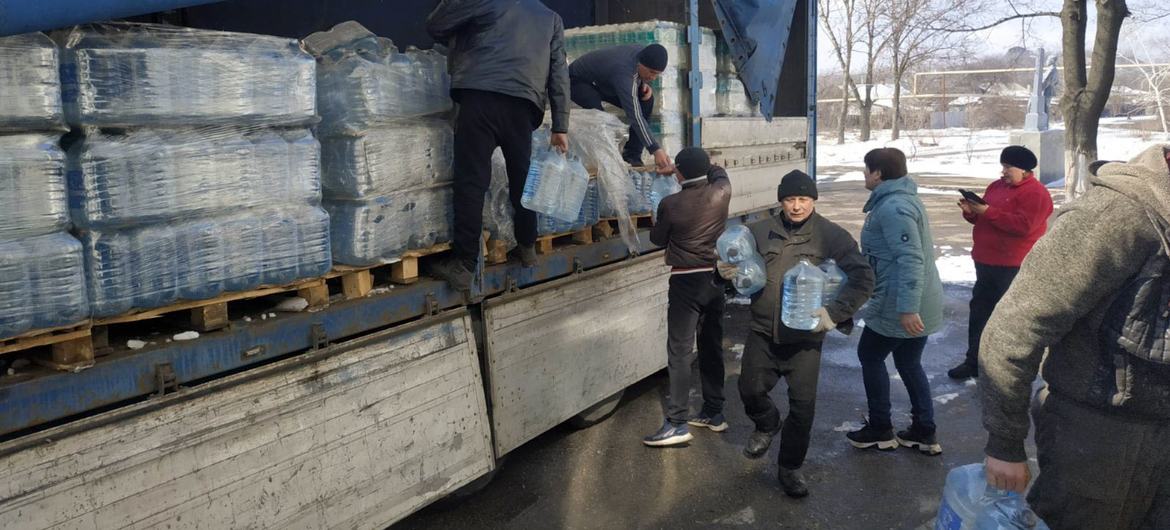 Una agencia humanitaria entrega agua en un centro de desplazados en Ucrania con recursos del Fondo Humanitario para ese país.