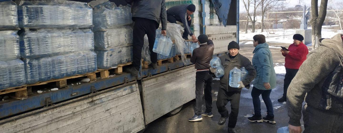 New Way, partenaire du Fonds humanitaire ukrainien (FHU), distribue de l'eau aux centres pour personnes déplacées et aux centres de transit, en Ukraine.