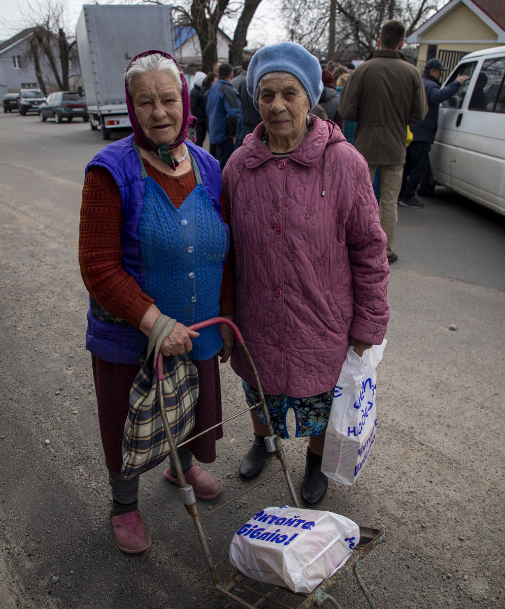 Sœurs ukrainiennes recevant des denrées alimentaires du PAM, d'OCHA et d'un partenaire local, Dnipro, Ukraine.