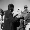 一个联合国民事援助小组向朝鲜难民提供了预防天花和斑疹伤寒的药物。（1951年）