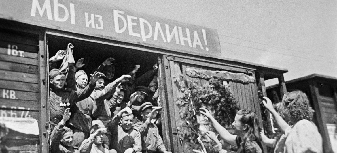 1945年7月, 苏联明斯克的当地居民迎接第二次世界大战后归来的苏联士兵。