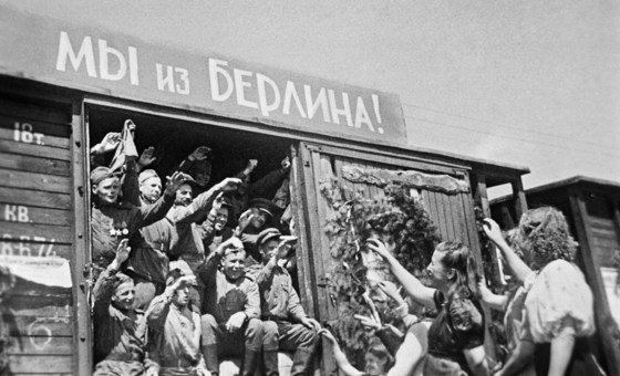 1945 में तत्कालीन सोवियत संघ के मिन्स्क का एक नज़ारा. दूसरे विश्व युद्ध के बाद स्वदेश लौटते सोवियत सैनिकों का स्वागत करते स्थानीय लोग