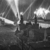Moscou, URSS. 9 mai 1945. La vue montre des feux d'artifice sur la Place rouge en l'honneur de la victoire 