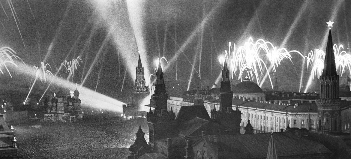 Fogos na Praça Vermelha, em Moscou, em 9 de maio de 1945, comemorando fim da guerra