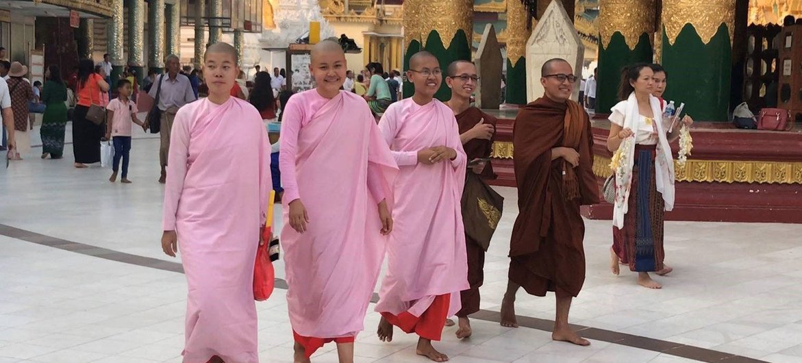 缅甸仰光大金塔里行走的僧人。
