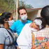 Un trabajador de UNICEF habla con nas mujeres en un centro de salud de las afueras de Caracas,Venezuela