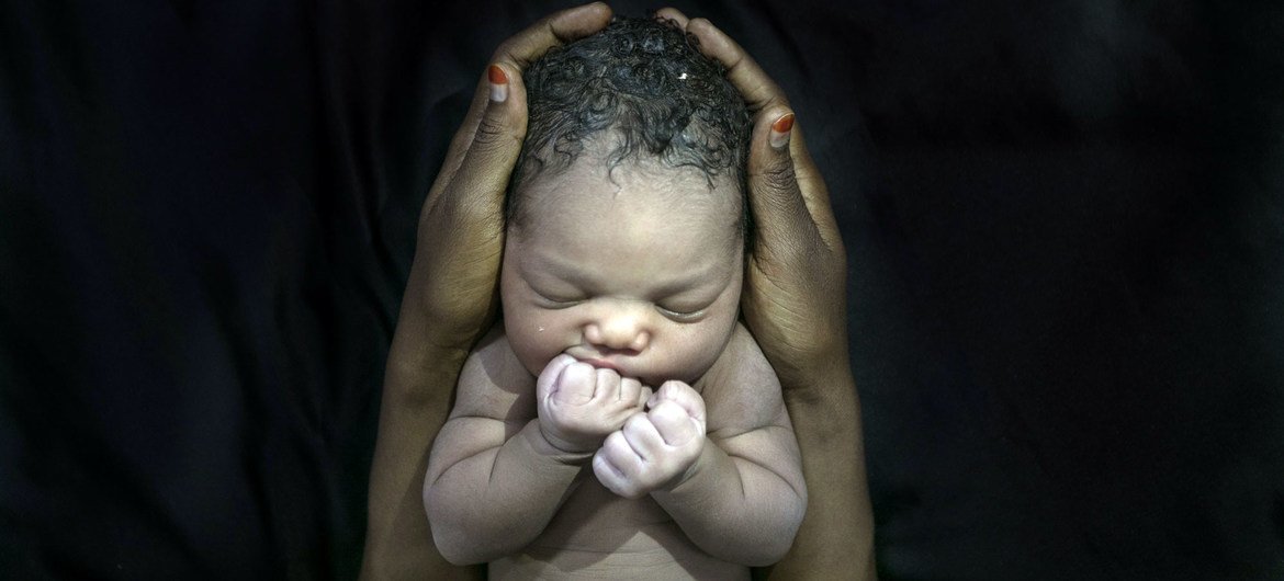 उगांडा के एक अस्पताल में एक नवजात शिशु