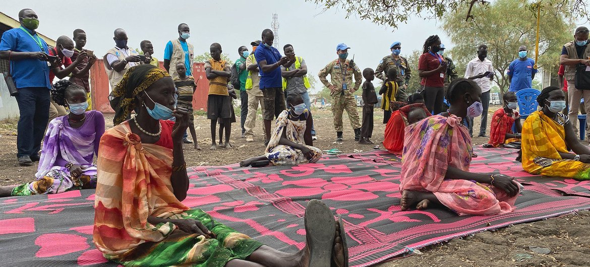 南苏丹百姓正在等待领取食品援助。