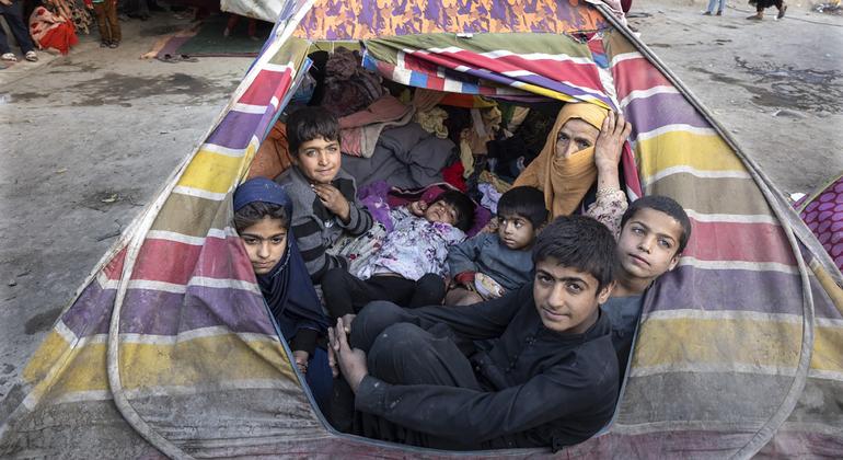يعتمد أكثر من نصف السكان داخل أفغانستان على المساعدة الإنسانية ، ولا تزال حقوق الإنسان الخاصة بهم تواجه تحديات.