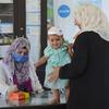 Mulher leva sua neta de oito meses para uma consulta em Hama, zona rural da Síria. 