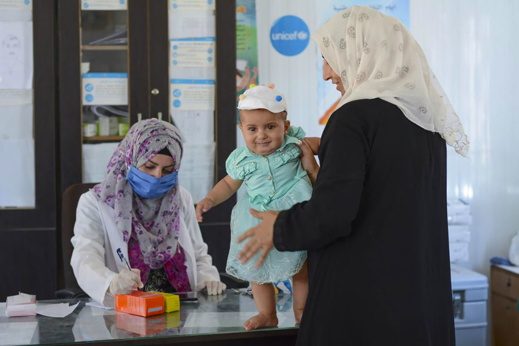 Una mujer lleva a su nieta de ocho meses a una revisión en un dispensario de la zona rural del norte de Hama, en Siria.