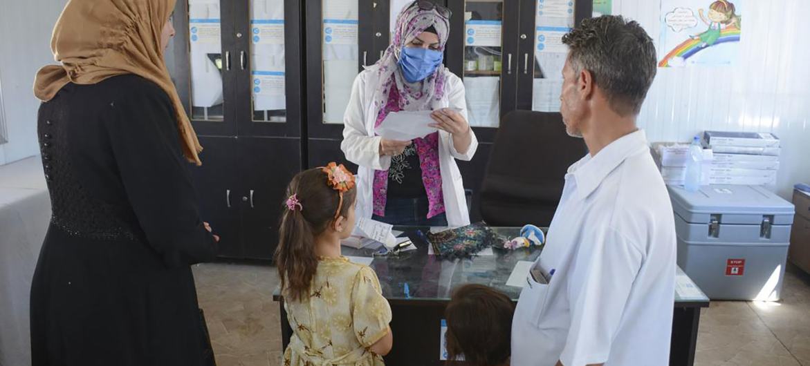 أسرة تزور عيادة صحية في ريف شمال حلب.