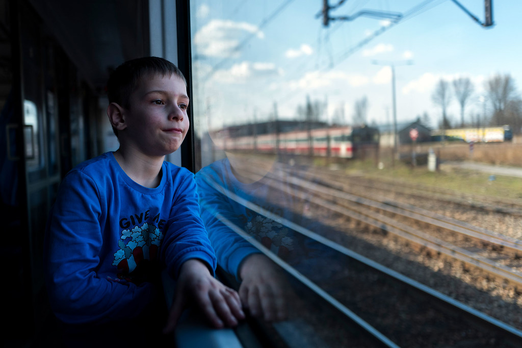 Un niño de seis años viaja en un tren a lo largo de la frontera entre Polonia y Ucrania en Medyka, tras huir del conflicto en Ucrania con su madre.