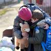 فتاة أوكرانية تواسي شقيقها البالغ من العمر ست سنوات بينما يستعدان لمغادرة أحد المراكز التي تدعمها اليونيسف في رومانيا إلى وجهتهم التالية.