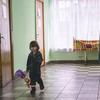 طفل صغير نزح من دار للأيتام في منطقة خاركيف ، يسير في قاعة ملجأ يقع في مصحة في فوروختا، غرب أوكرانيا.
