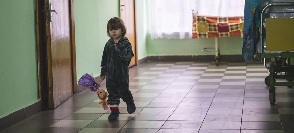 Un niño pequeño, desplazado de un orfanato en la región de Kharkiv, camina por el pasillo de un refugio situado en un sanatorio de Vorokhta, al oeste de Ucrania.