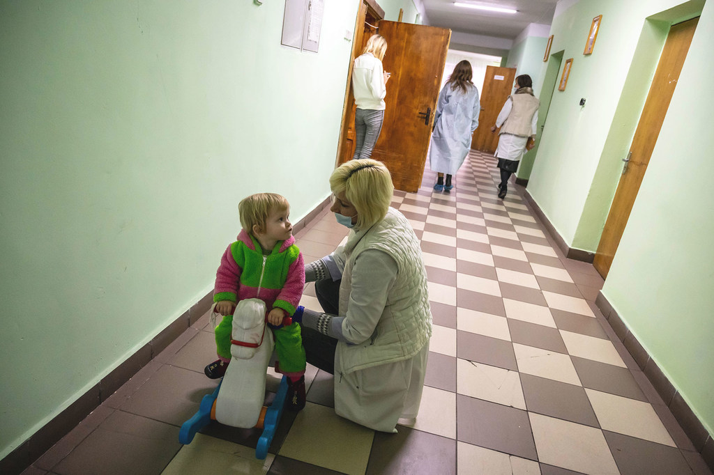 En un refugio ubicado en un sanatorio en Vorokhta, Ucrania occidental, educadores y especialistas locales cuidan de los niños desplazados de orfanatos en la región de Kharkiv.