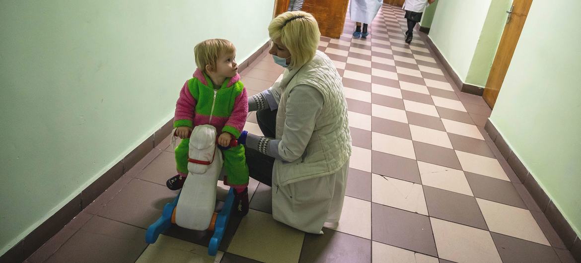 पश्चिमी यूक्रेन के वोरोख्ता में एक आश्रय स्थल, जहाँ ख़ारकीफ़ में अनाथालयों से विस्थापित बच्चों की देखभाल की जा रही है.