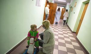 Dans un abri situé dans un sanatorium à Vorokhta, dans l'ouest de l'Ukraine, des éducateurs et des spécialistes prennent soin d'enfants qui ont dû quitter des orphelinats dans la région de Kharkiv.