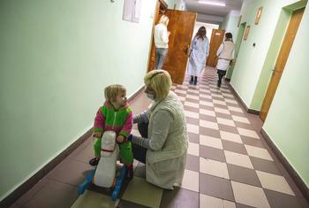 في ملجأ يقع في مصحة في فوروختا، غرب أوكرانيا، يعتني المعلمون والمتخصصون المحليون بالأطفال النازحين من دور الأيتام في منطقة خاركيف.