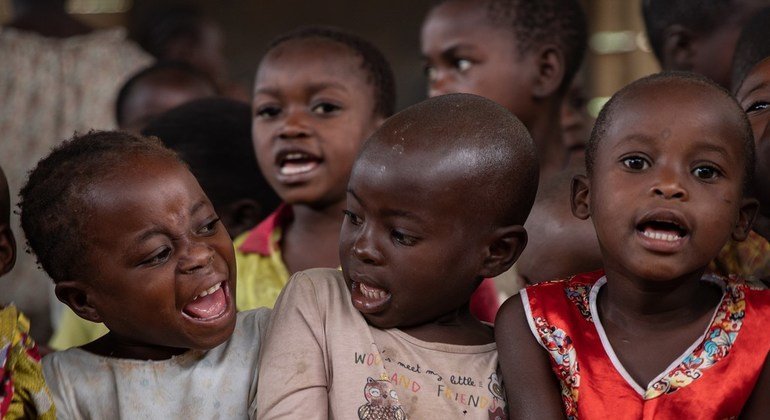 أطفال في أحد المراكز التابعة لليونيسف في إيتوري بجمهورية الكونغو الديمقراطية.