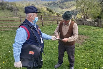 Postmaster Marian Cioacă delivers UNICEF flyers providing essential information on correct hygiene and prevention of COVID – 19 as well as ways to keep mental health in Moeciu de Jos, central Romania.