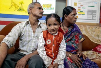 भारत के मुम्बई में एक अस्पताल में अपने माता-पिता के साथ एक 6 वर्षीय बच्ची.