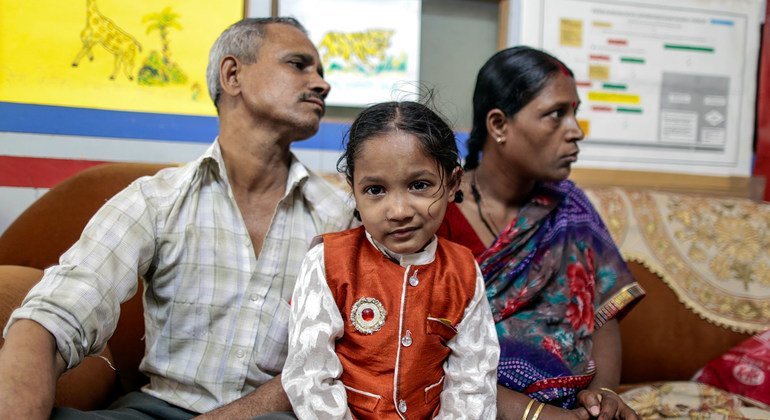 भारत के मुम्बई में एक अस्पताल में अपने माता-पिता के साथ एक 6 वर्षीय बच्ची.