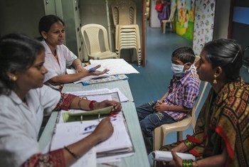 استشاريون يتحدثون إلى والدة طفل في التاسعة من عمره في أحد مراكز العلاجات المقدمة للأطفال في أحد مستشفيات بومباي بالهند.