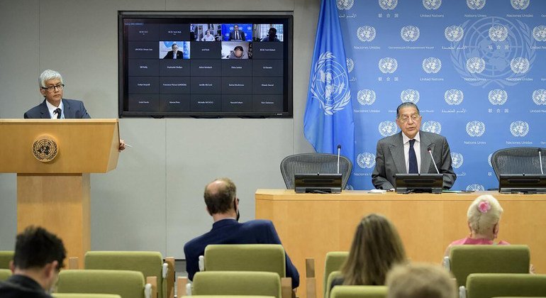 Farhan Haq (à esquerda no pódio) disse que isse que todo o sistema ONU tem sido bastante unido nos esforços contra o Daesh