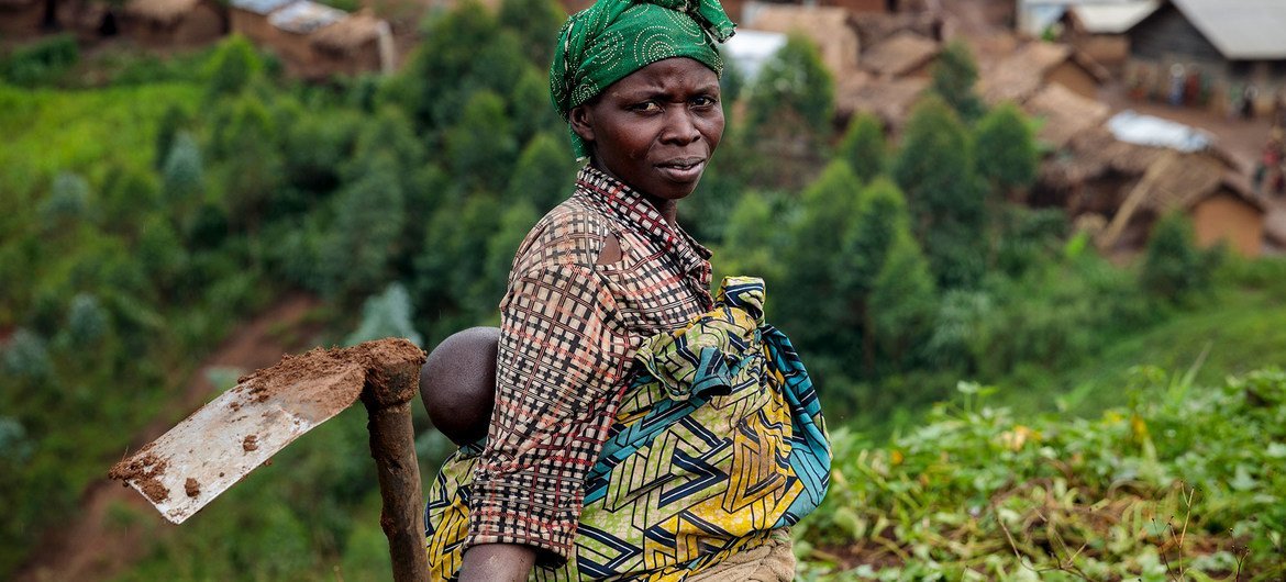 النازحون في جمهورية الكونغو الديمقراطية لا يستطيعون دائما الوصول إلى الأرض التي يحتاجونها لزراعة المحاصيل الغذائية.
