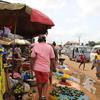تشينارا تتبضع في سوق محلي في مدينة بنين في نيجيريا.