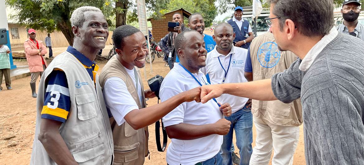 Selama kunjungan ke Tanganyika pada bulan Maret 2022, Resident and Humanitarian Coordinator bertemu dengan rekan-rekan dari FAO dan WFP yang memberikan dukungan kepada para pengungsi internal yang tinggal di lokasi tersebut.