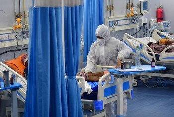 2021年5月6日，印度孟买一家医院的重症监护室内，新冠患者正在接受治疗。
