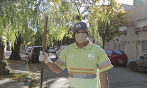 阿根廷首都布宜诺斯艾利斯，新冠疫情期间，一名环卫工人戴着口罩清理街道。