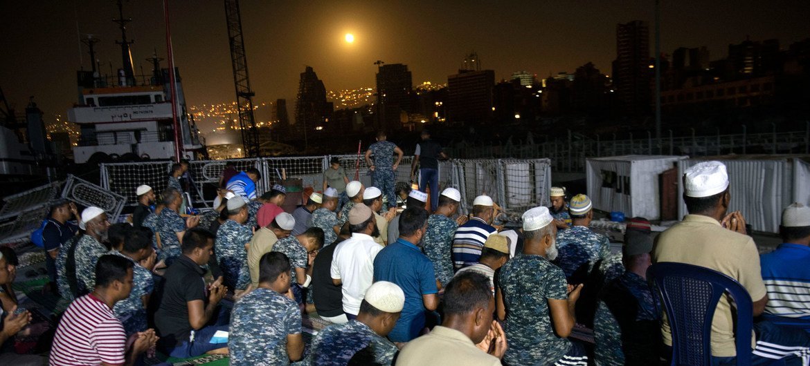 联黎部队海上特遣部队轻型护卫舰在贝鲁特港发生的毁灭性爆炸中受到损坏。图为人们在该舰只上进行夜晚祷告。